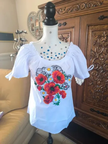 Magnifique blouse avec broderies fleurs