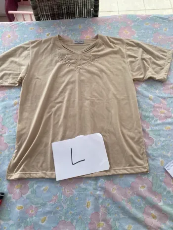 Très beau tee-shirt beige en très bon état 44