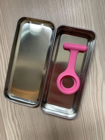 Protection montre à accrocher rose professionnel de santé