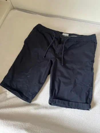 Short, homme bleu