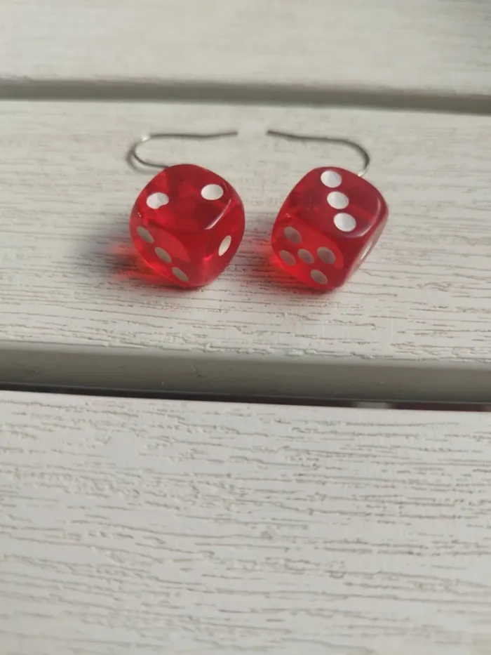 Boucle d'oreille en forme de dé - photo numéro 2