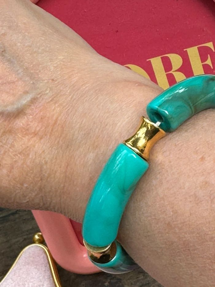 Bracelet élastique pièces résine turquoises et or - photo numéro 2