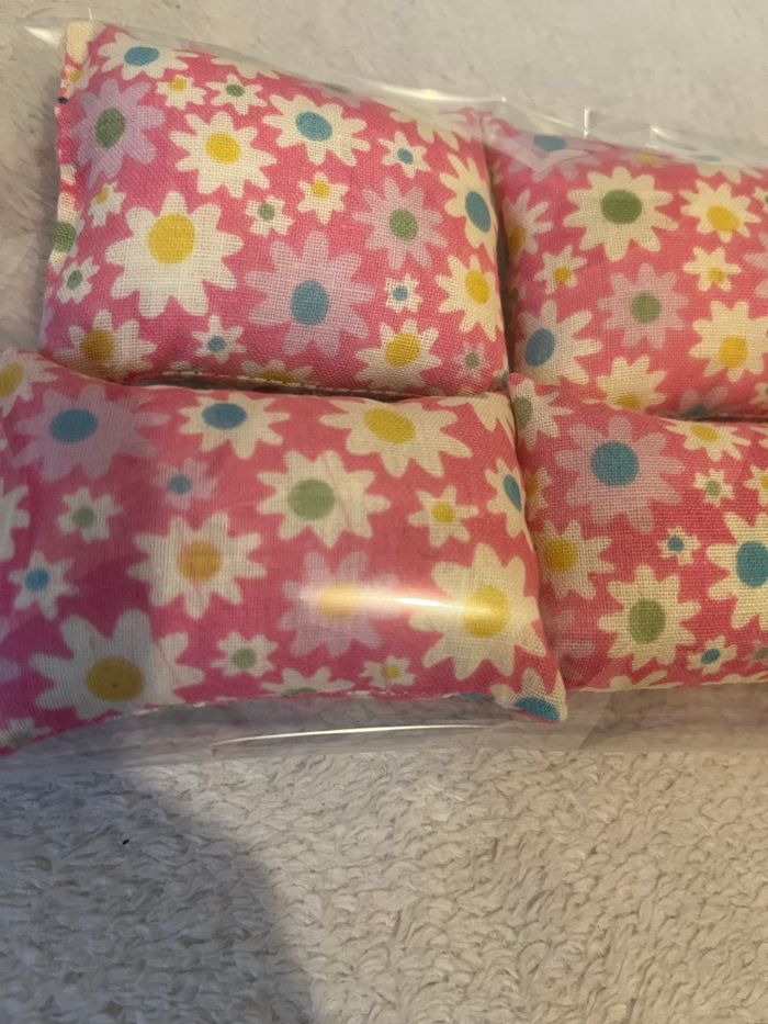 Lot 4 coussins pour barbie Neuf - photo numéro 2