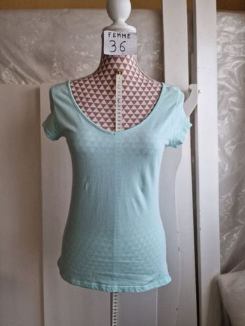 Tee-shirt, vert d'eau, en très très bon état, en coton, longueur devant 60cm derrière 67cm, marque I