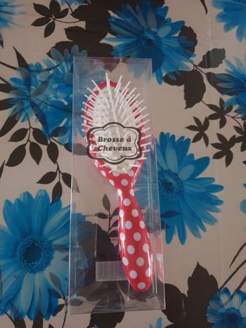 Brosse a cheveux blanc et rouge