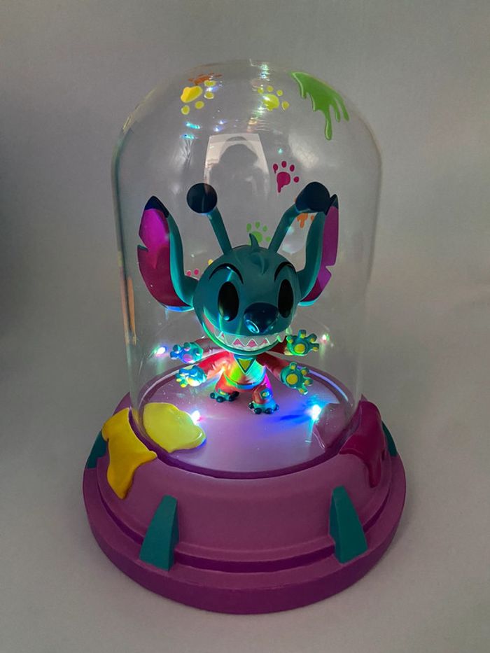 Figurine Disney Stitch Madly Mischievous par Lewis Whitman / Lumineuse / Dôme en verre - photo numéro 2