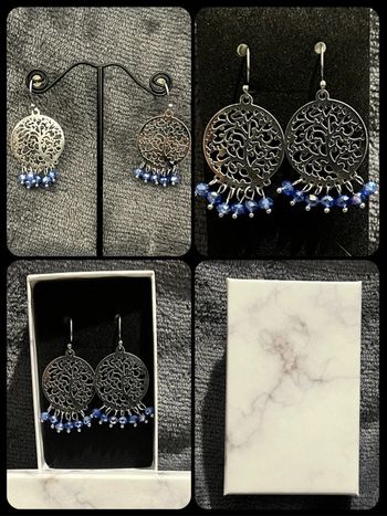 Boucles d’oreilles pendantes arbre de vie argentée avec perle bleu dans sa boîte cadeau