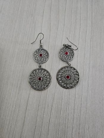 Boucle d'oreille spirale pierre rouge