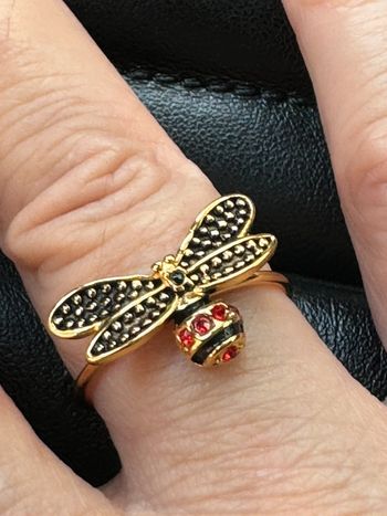 Bague réglable acier inoxydable or abeille cristaux rouge résine noire