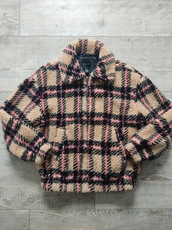 Bomber manches longues sherpa bouclette à carreaux noir beige rouge blanc taille S New Look - photo numéro 4