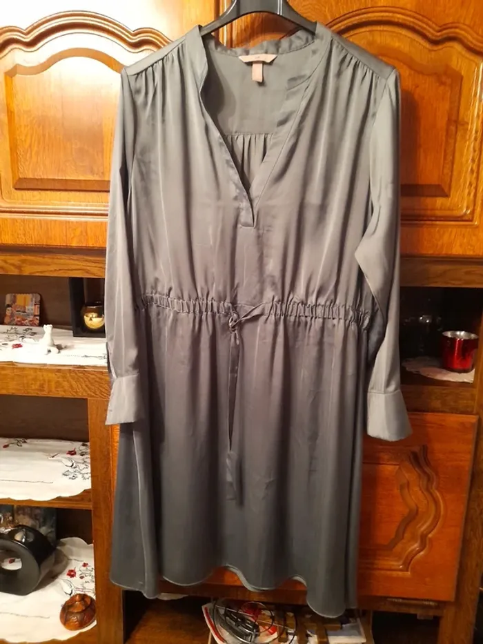 Robe à col V