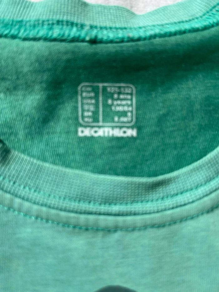 T shirt vert décathlon taille 8 ans - photo numéro 3
