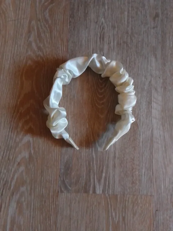Sere tête femme blanc effet soie