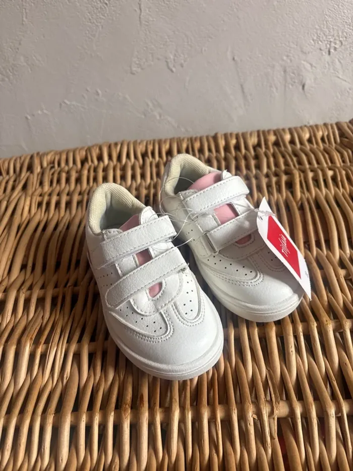 Chaussures à scratch. Pointure 22 neuf avec étiquette - photo numéro 2