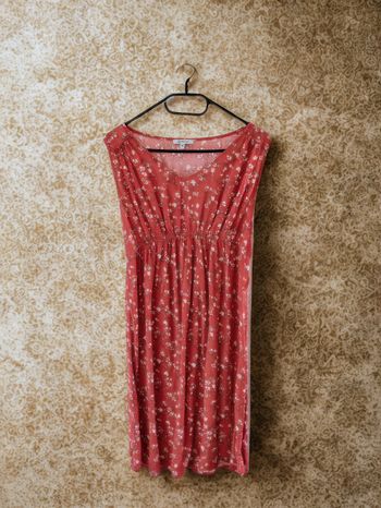 Robe rouge fleurie