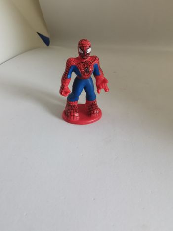 Figurine Spiderman sur socle Marvel