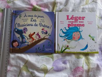 Lot de 2 livres légers comme une plume,a vous de jouer les musiciens de brème