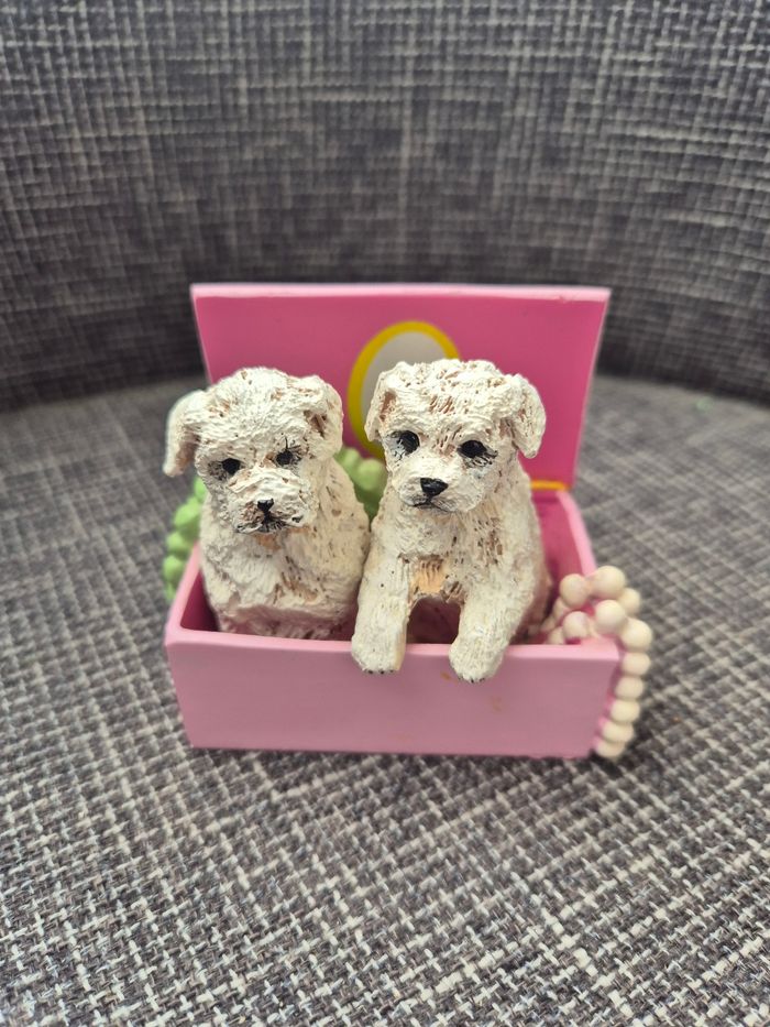 Figurine Bibelot Chiens dans une boîte à bijoux - photo numéro 1