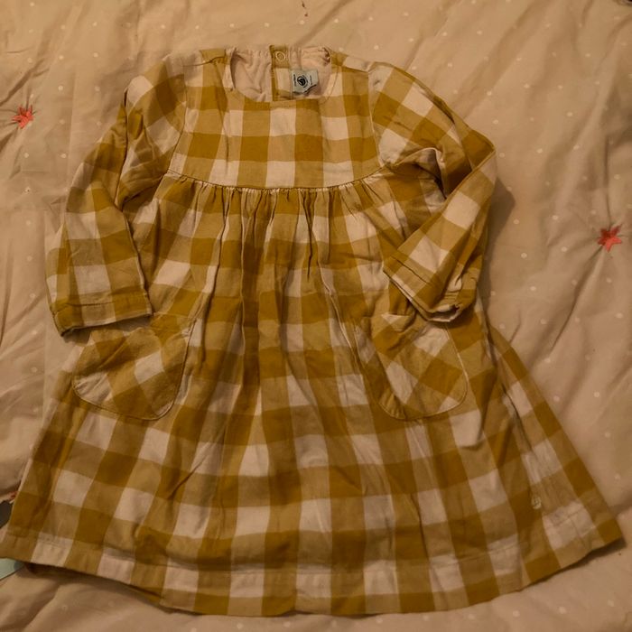 Robe jaune foncée et rose pale