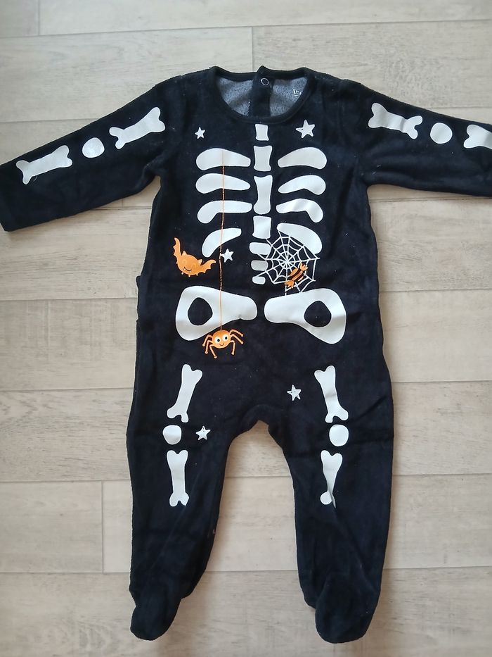 2 Pyjamas d'halloween squelette  taille 9mois + 1 paire de chaussons citrouille en 20. Tres bon etat. Kiabi - photo numéro 2