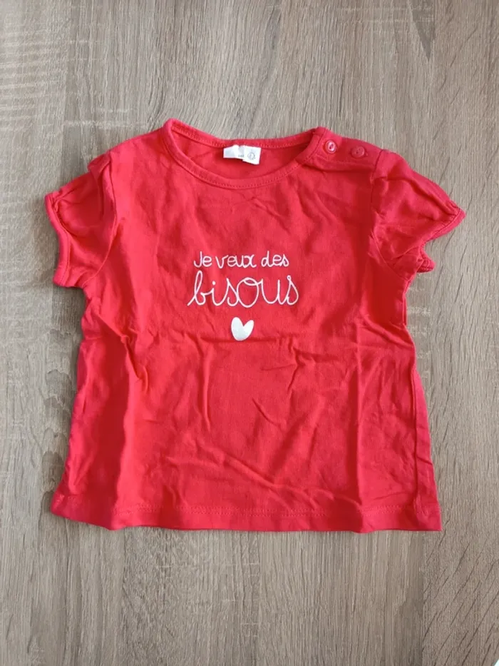 Ensemble haut t-shirt rouge et short noir bébé fille 6 mois Kiabi - photo numéro 2