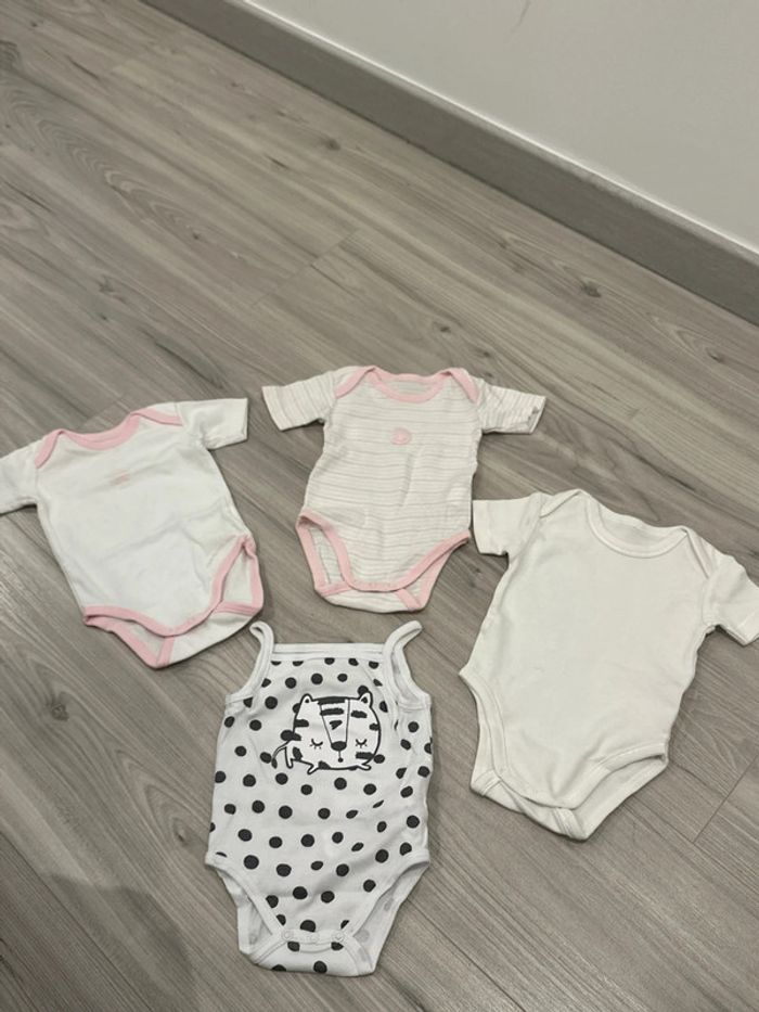 Lot de 4 bodies 3 mois tres bon état.