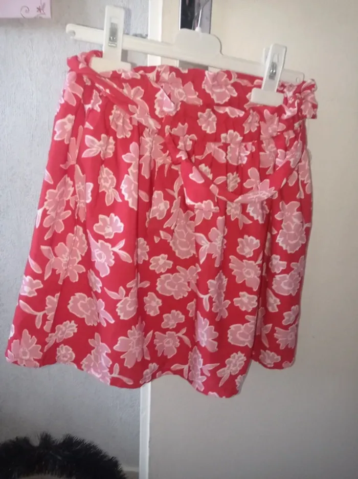 Jupe rouge et rose enfant avec motifs fleurs