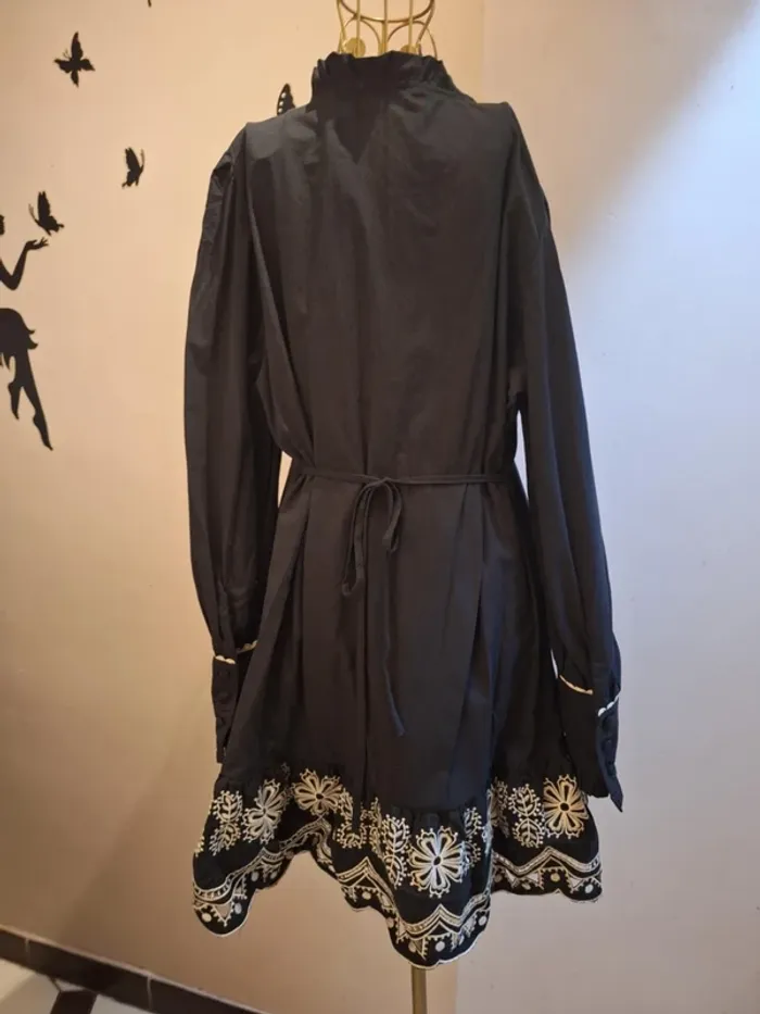 Robe noire en coton brodé - photo numéro 4