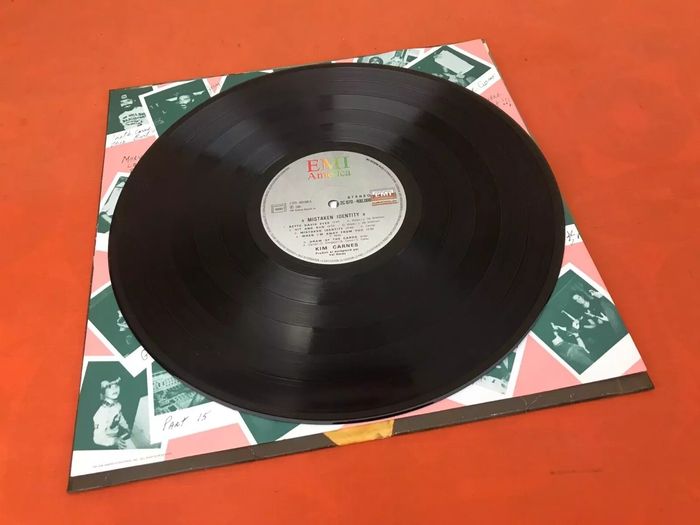 Vinyle 33 tours   Kim Carnes Mistaken Identity  (1981) Emi America 2C 070400008 - photo numéro 5