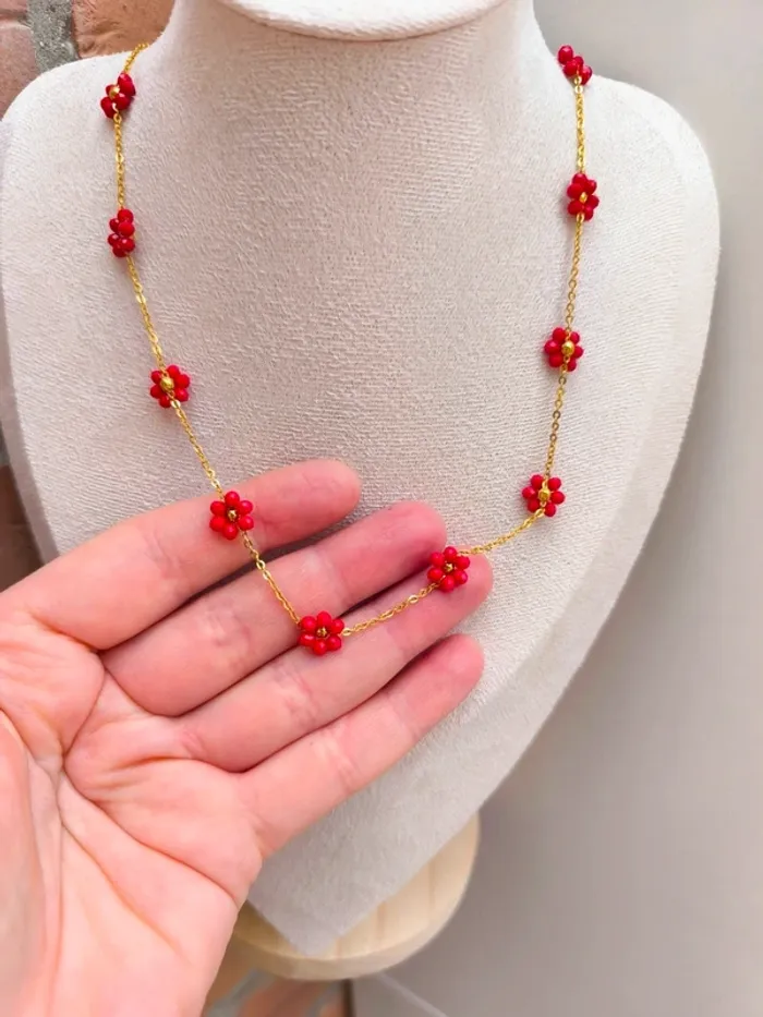 Collier doré avec fleurs marguerites rouges foncées - photo numéro 5
