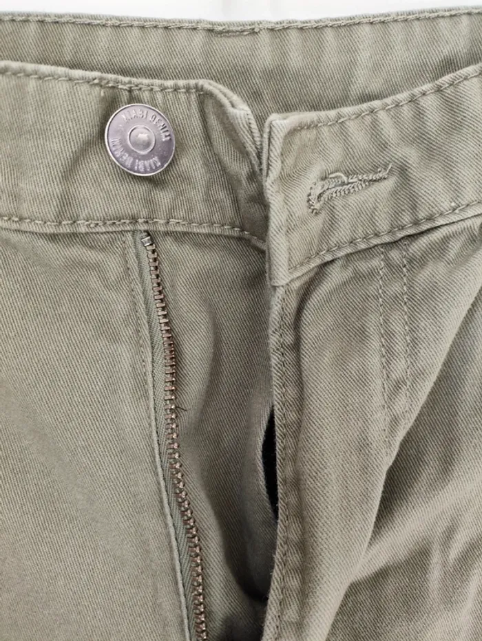 Short Kiabi kaki – Taille S, très bon état général. - photo numéro 4