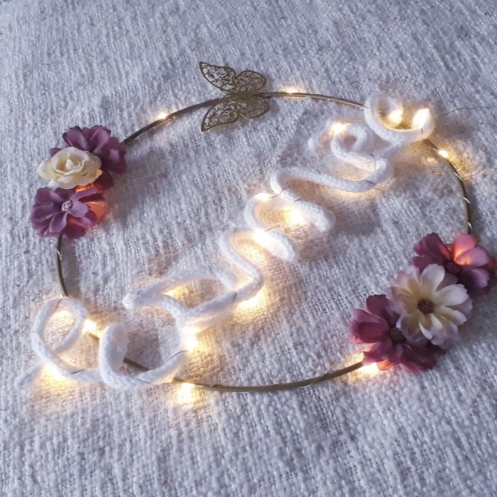 Décoration murale couronne fleur prénom personnalisé tricotin fait main guirlande lumineuse chambre bébé - photo numéro 3