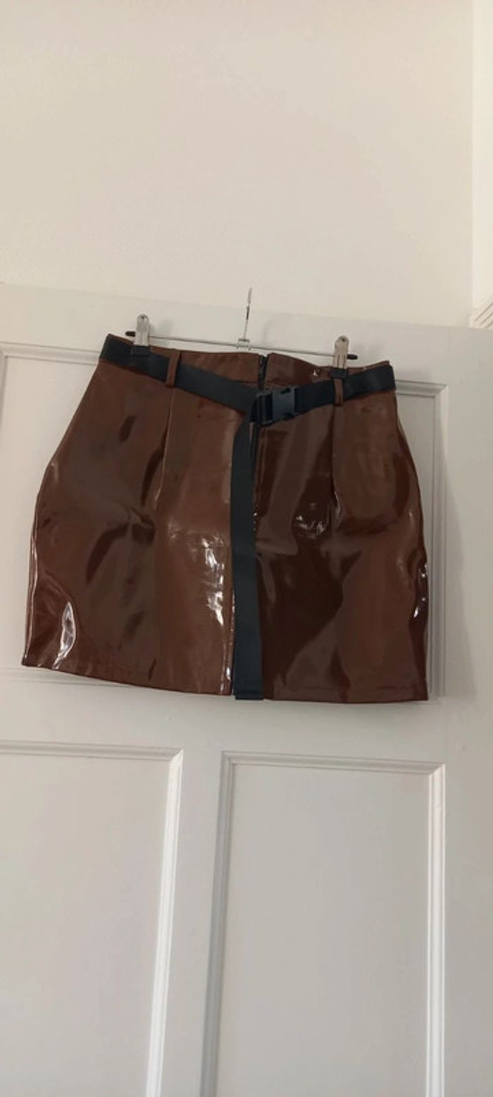 Jupe effet vynile brune missguided 38