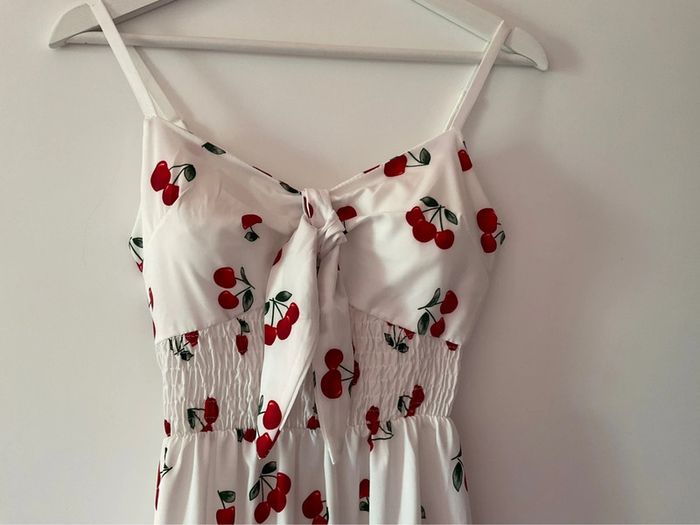 Robe neuve blanche avec des seins cerises rouges - photo numéro 2