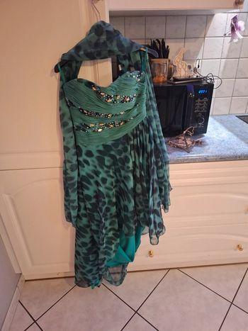 Robe bleu de soirée avec écharpe