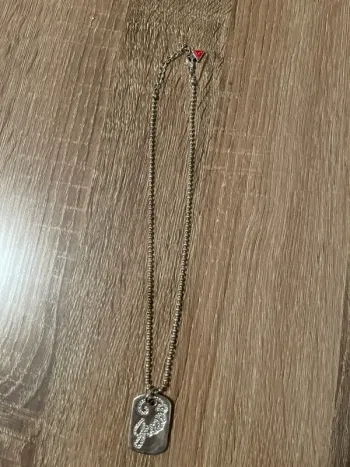 Collier pendentif plaque guess