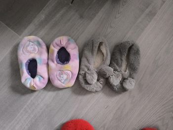 Deux paires de chaussons taille 29