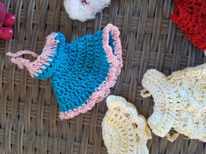 Lot de 2 petites poupées masha et leur lot de vêtements - photo numéro 4