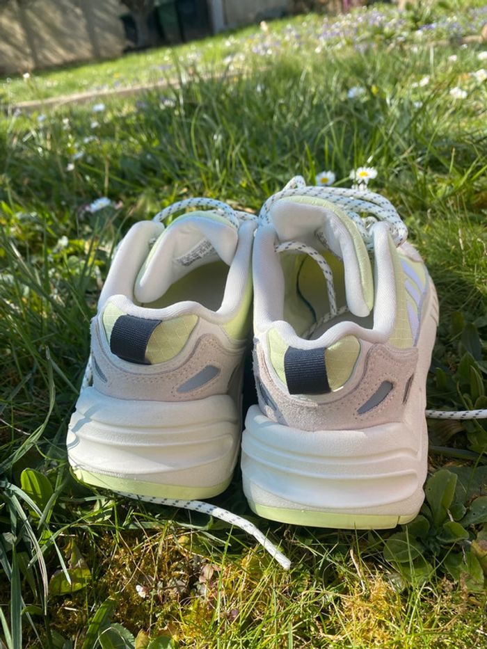 Paire de baskets Adidas ZX 22 Boost  Pointure 36 - photo numéro 3