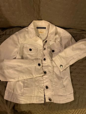 Veste en jeans blanche.