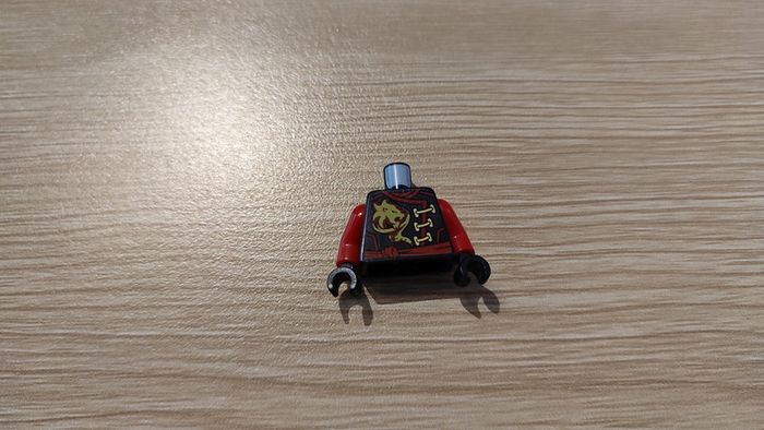 Robe torse Ninjago avec lion d'or ailes 6134226 pièce détachée personnage Lego #C21