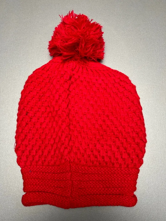 Bonnet rouge à pompon et strasses neuf - photo numéro 2