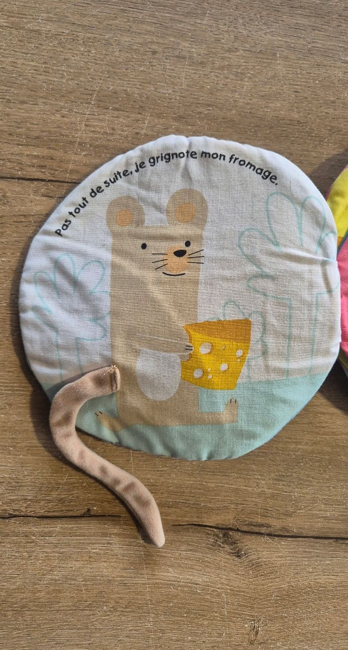 Livre d'éveil en tissus Qui veut jouer avec moi ? - photo numéro 3