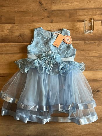 Je vend une robe de fête taille 2 ans neuf 