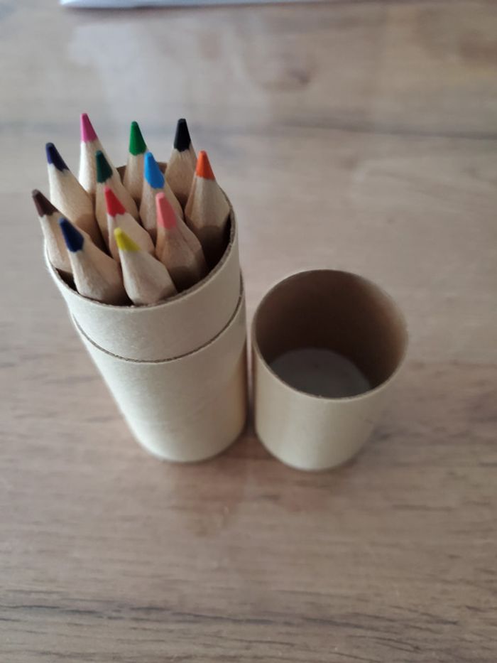Petite boite crayons de couleur neuve