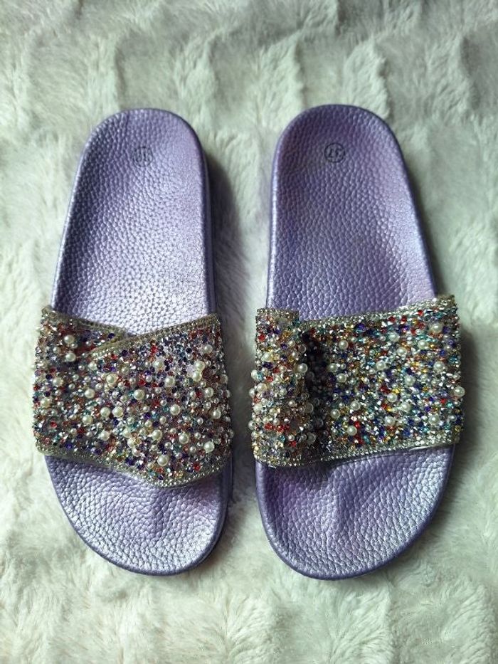 Claquettes lila à perles multicolore