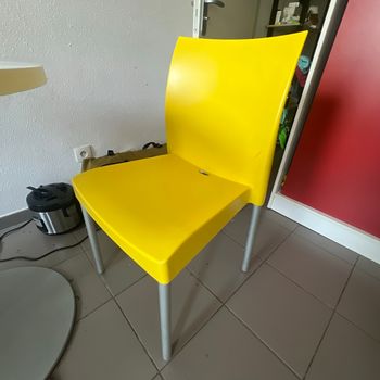 Chaise jaune