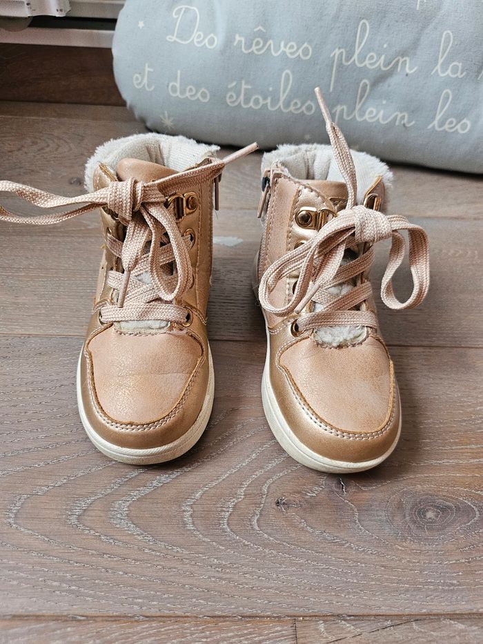 Chaussures montantes T.23 - photo numéro 2