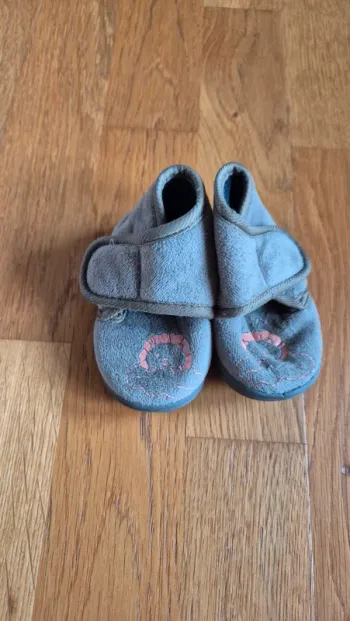 Chaussons kaki taille 18