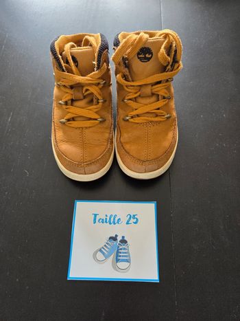 Paire de chaussures montantes T25